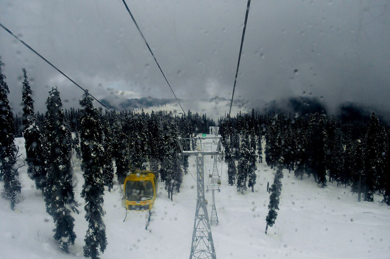 Kashmir — Shikara rides & snow-capped valleys