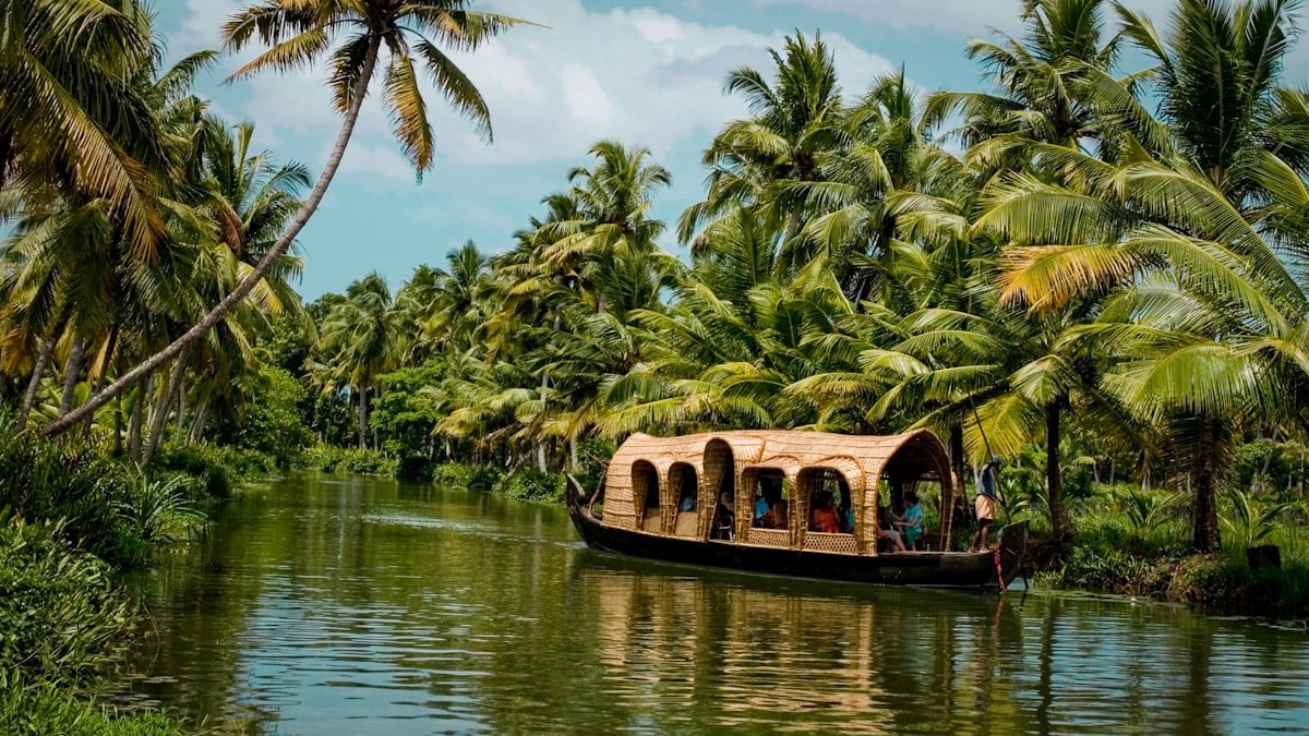 Kerala — Backwaters, houseboats & hill stations